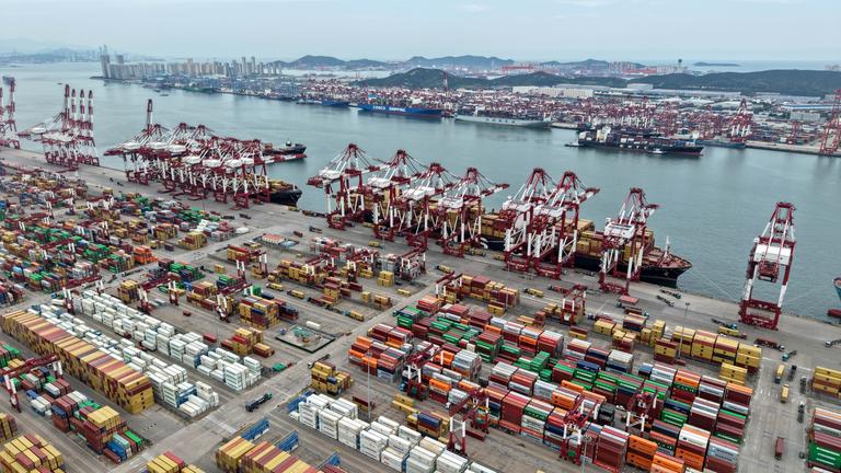 26.08.2025, China, Shandong: Luftbild einer Drohne zeigt den Hafen von Qingdao in der ostchinesischen Provinz Shandong. 