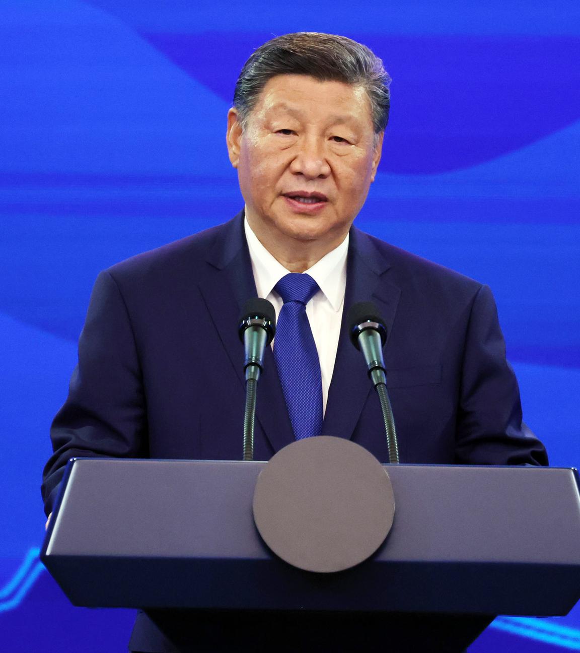 Xi Jinping ist während einer Rede vor einem Podest zu sehen.