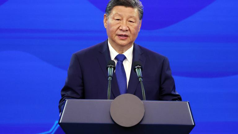 Xi Jinping ist während einer Rede vor einem Podest zu sehen.