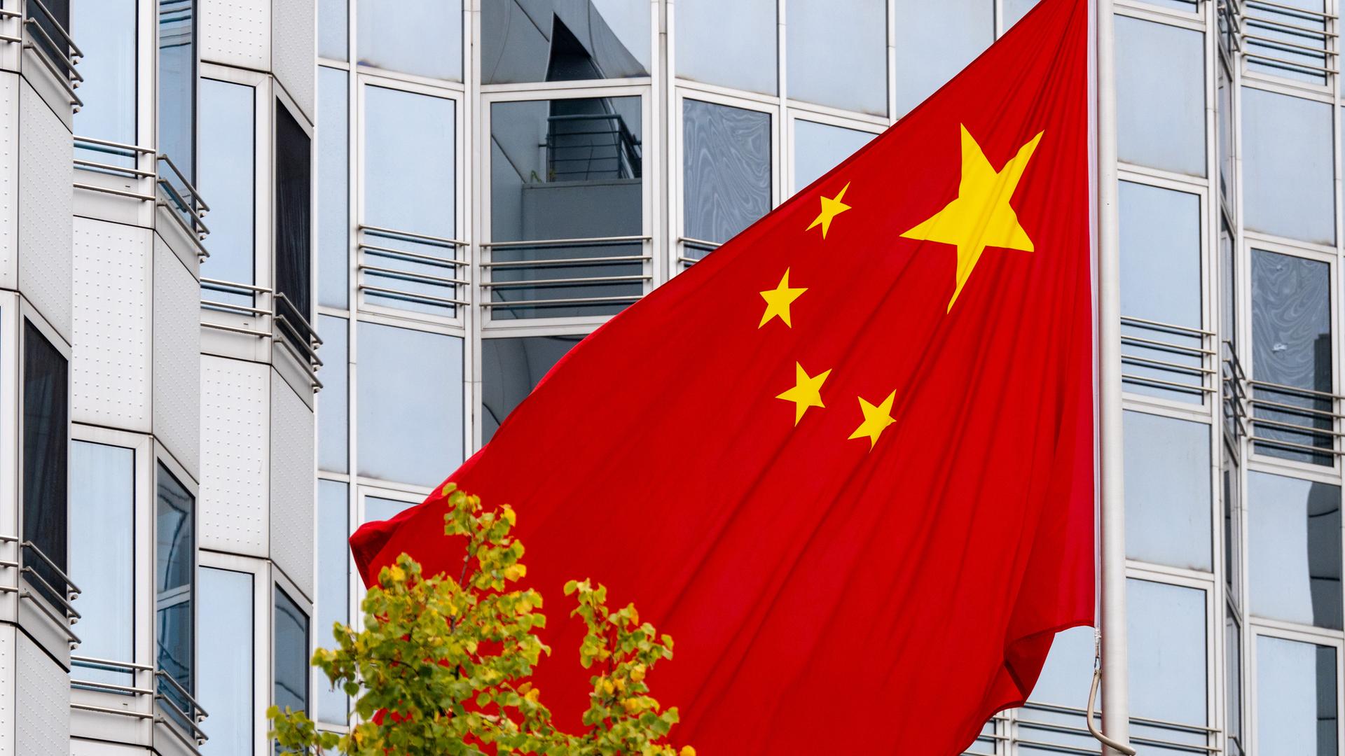 Flagge der Volksrepublik China vor der chinesichen Botschaft in Berlin