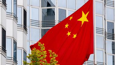 Flagge der Volksrepublik China vor der chinesichen Botschaft in Berlin