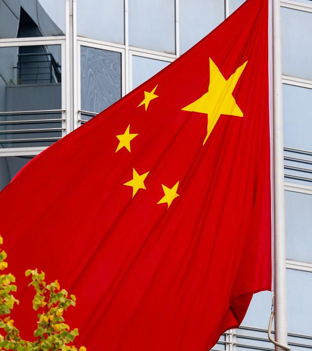 Flagge der Volksrepublik China vor der chinesichen Botschaft in Berlin