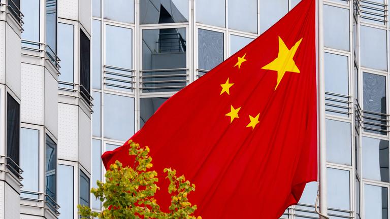 Flagge der Volksrepublik China vor der chinesichen Botschaft in Berlin