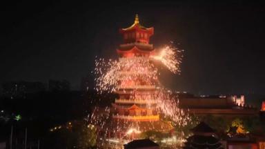 Ein Gebäude aus dem Feuerwerk schießt.