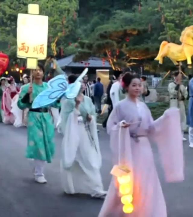 Verkleidete Menschen auf der Mai-Feierlichkeit in China