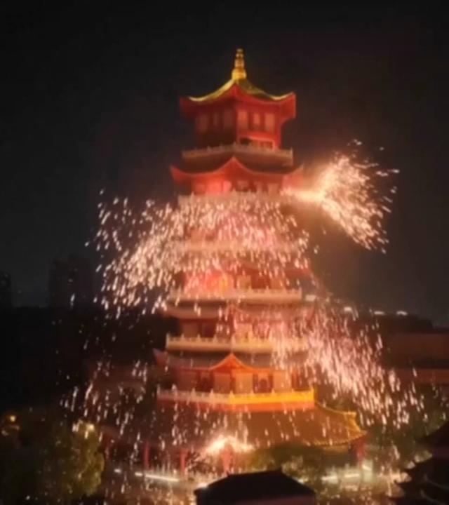 Ein Gebäude aus dem Feuerwerk schießt.