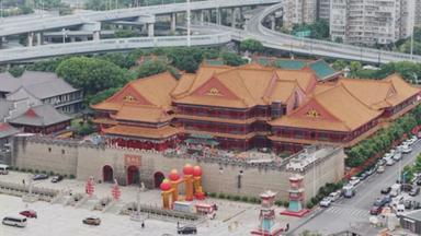 Fünf Küchen, 100 Köche, zehn Speisesäle