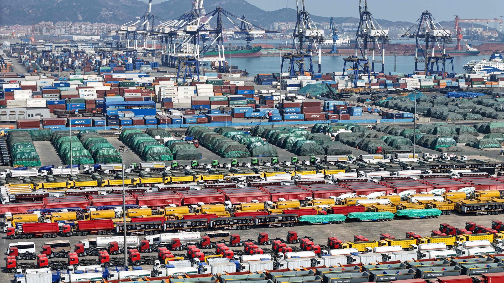 Autos und andere Fahrzeuge für den Export sind in einem Hafen in Yantai in der ostchinesischen Provinz Shandong zu sehen