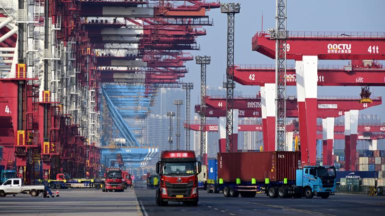 China, Qingdao: Lastwagen an einem Ladedock des Hafens von Qingdao in Qingdao in der ostchinesischen Provinz Shandong.