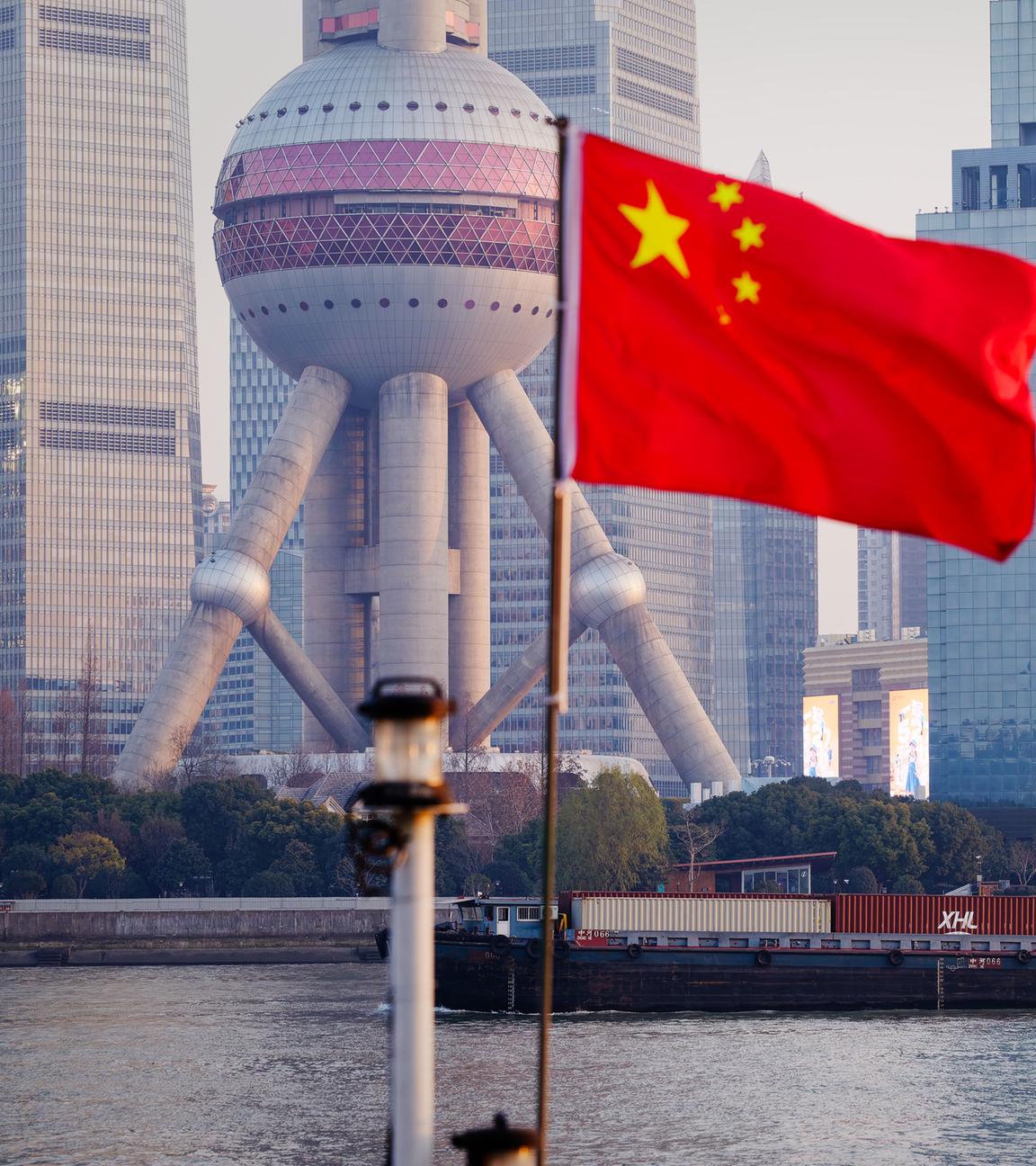 Symbolbild: Containerschiff fährt auf dem Huangpu, Shanghai, China