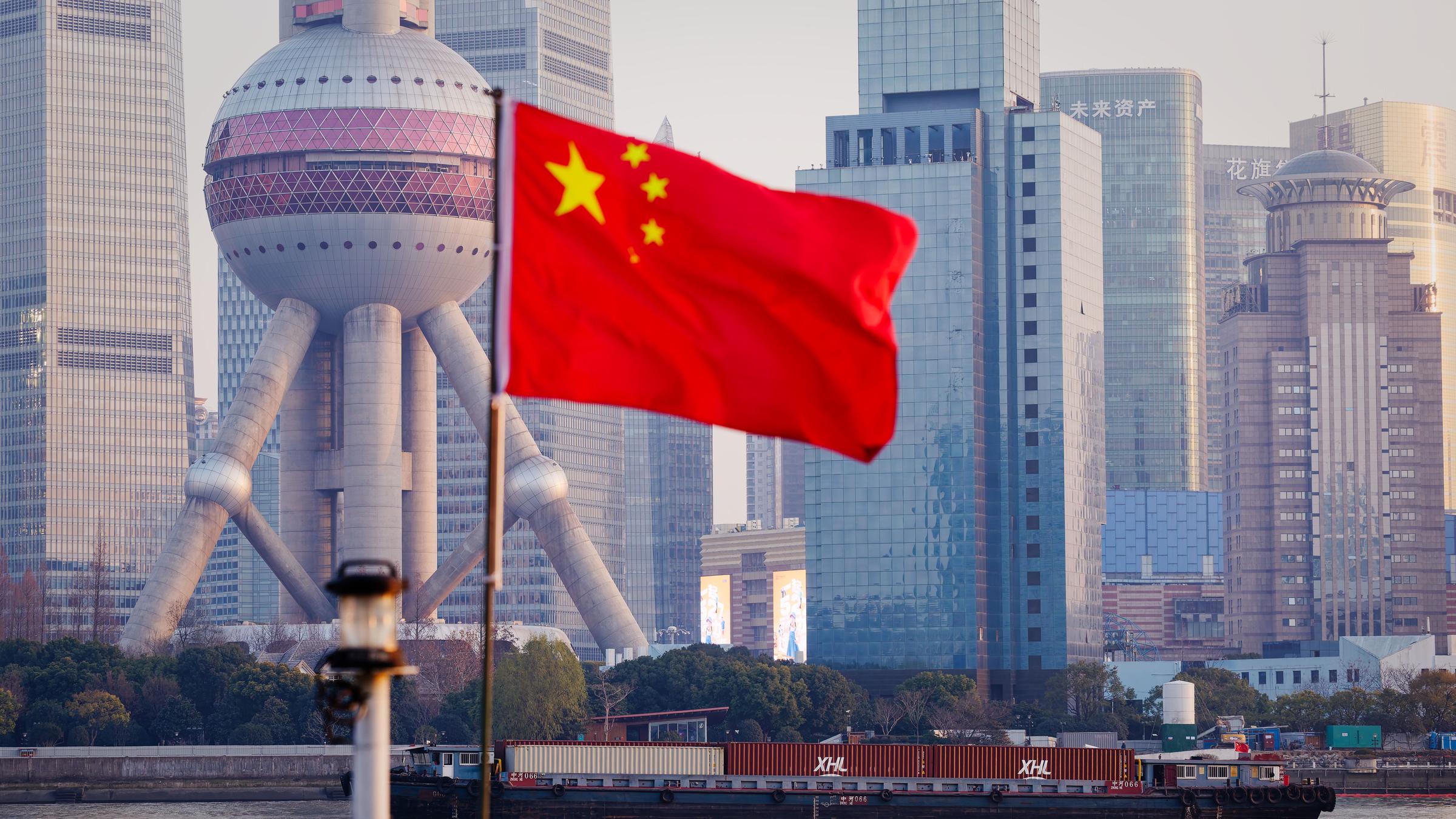 Symbolbild: Containerschiff fährt auf dem Huangpu, Shanghai, China