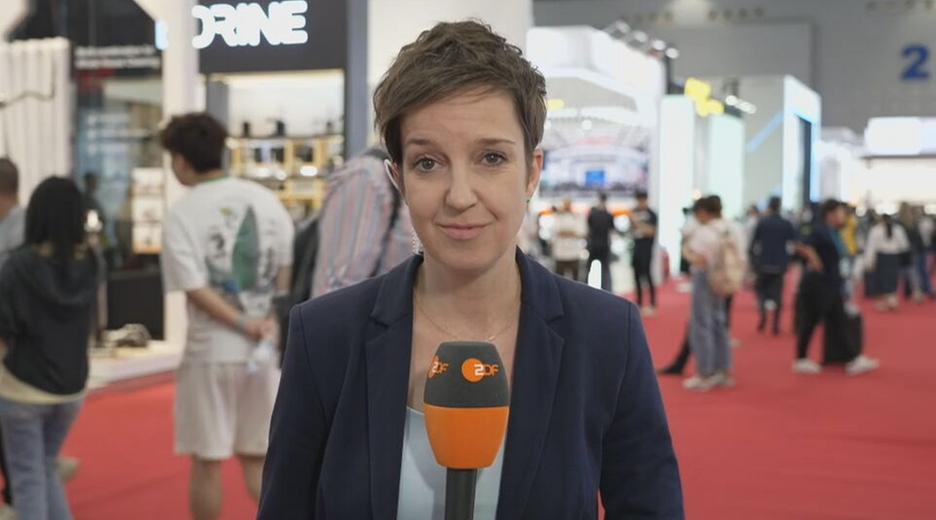 ZDF Korrespondentin Miriam Steimer in Guangzhou in Chinas auf der internationalen Handelsmesse. 