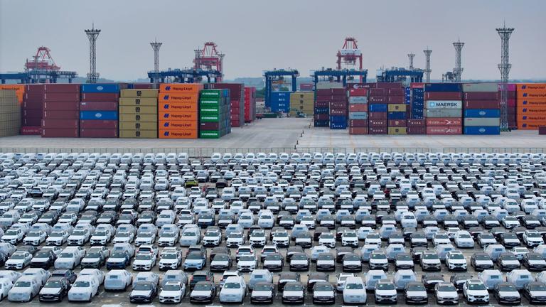 Fahrzeugexport im Hafen von Nanjing in China