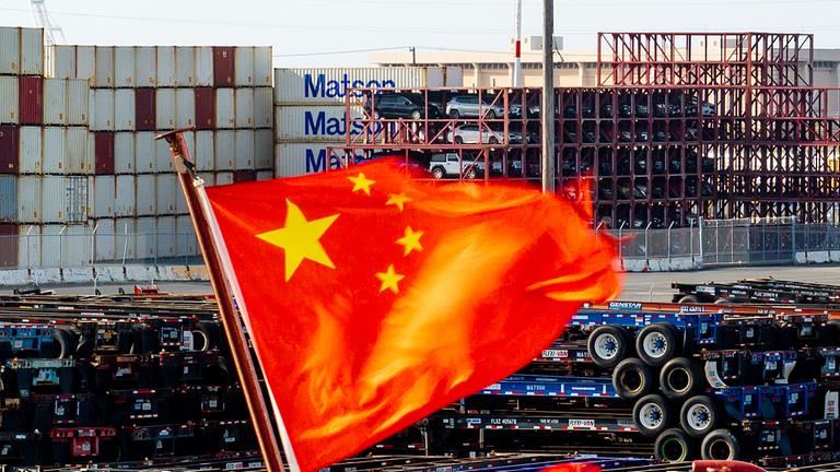 USA, Oakland: Eine chinesische Flagge weht auf einem Schiff im Hafen von Oakland.