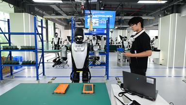 Ein Mitarbeiter trainiert einen Roboter.