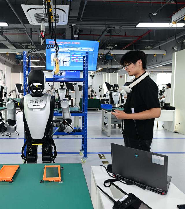 Ein Mitarbeiter trainiert einen Roboter.