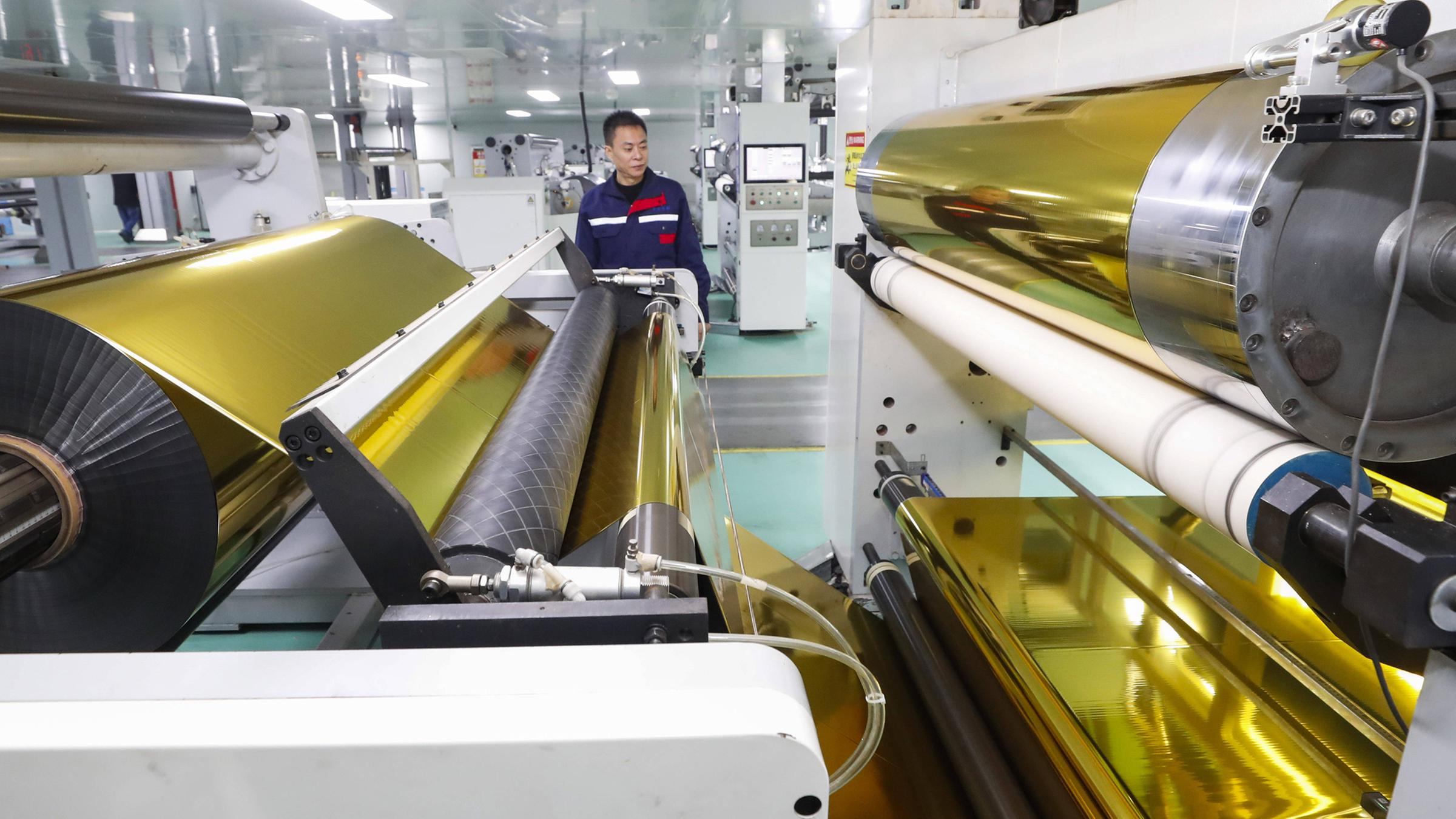 Ein Arbeiter in China bei der Produktion