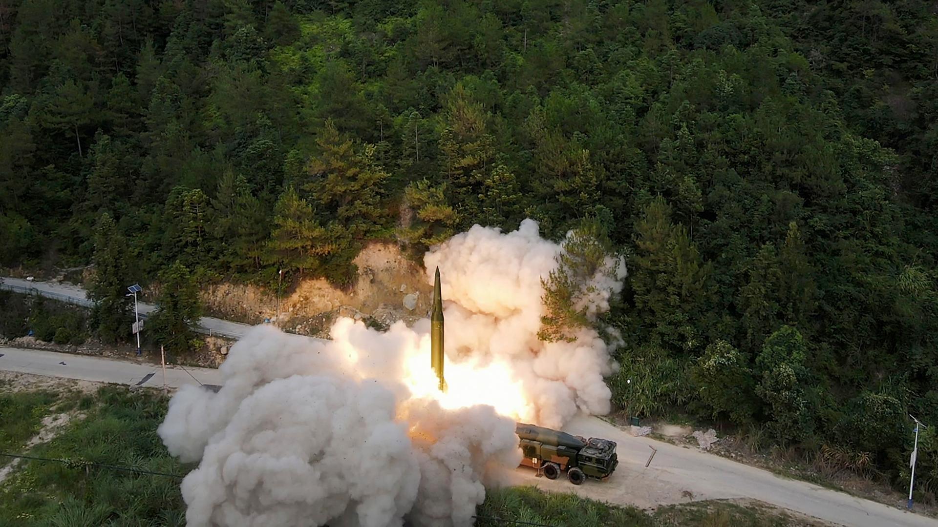 HANDOUT: Auf diesem von der chinesischen Nachrichtenagentur Xinhua veröffentlichten Foto wird eine Rakete an einem nicht näher bezeichneten Ort in China abgefeuert