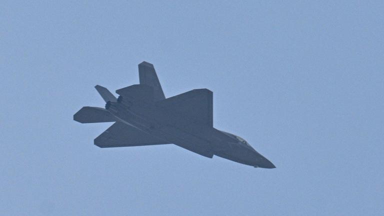 Ein Shenyang J-35 Düsenjäger führt am 3. September 2025 während einer Militärparade zum 80. Jahrestag des Sieges über Japan und des Endes des Zweiten Weltkriegs einen Überflug auf dem Tiananmen-Platz in Peking durch.