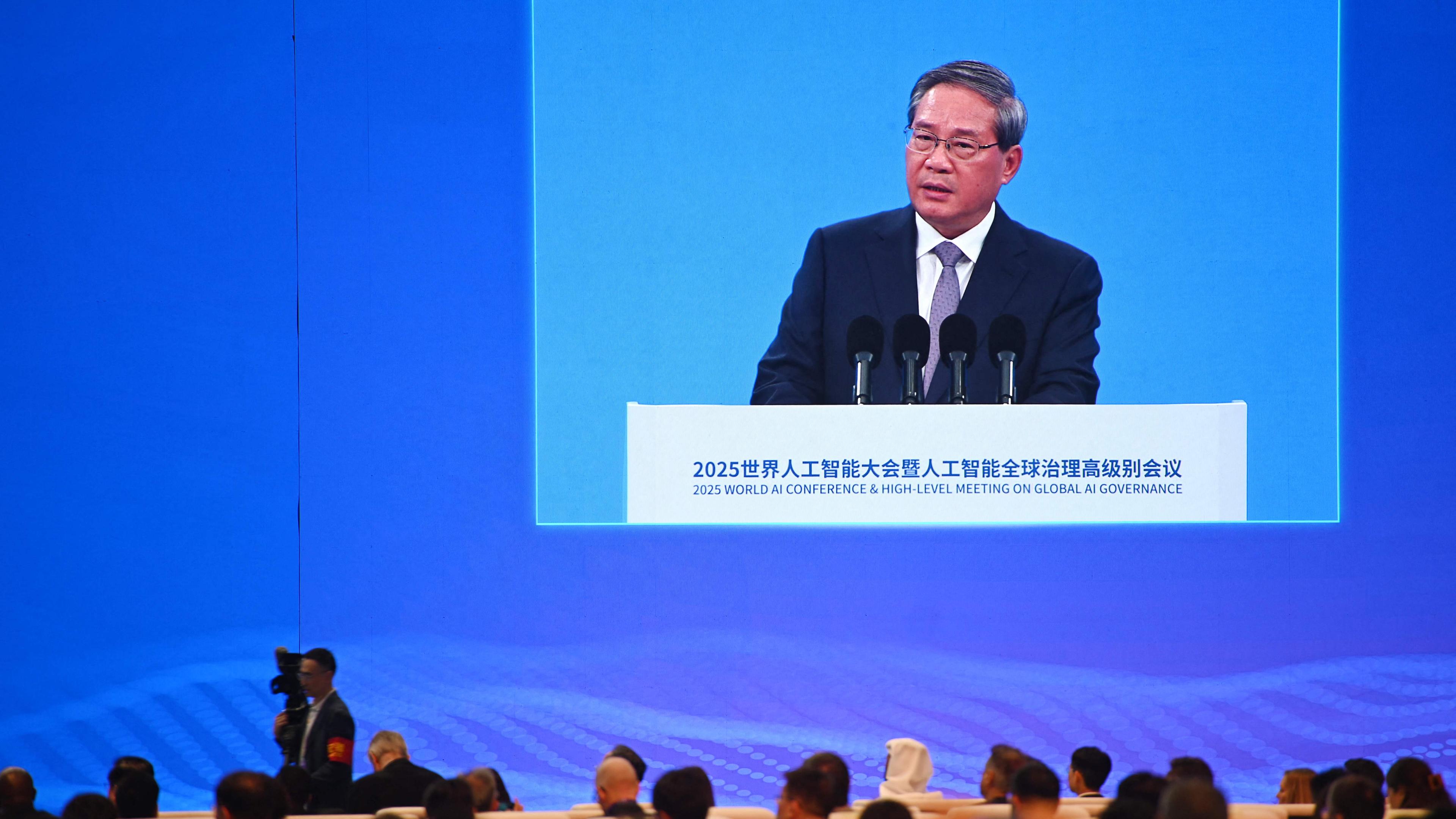 Der chinesische Ministerpräsident Li Qiang ist auf einem Bildschirm zu sehen, während er bei der Eröffnungszeremonie der Weltkonferenz für künstliche Intelligenz am 26. Juli 2025 in Shanghai spricht.