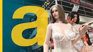 Eine knapp angezogene Sexpuppe an einem Messestand