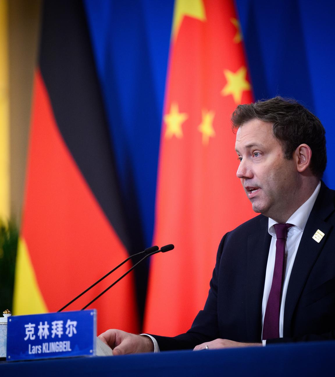 China, Peking: Lars Klingbeil (SPD), Bundesminister der Finanzen, äußert sich nach dem deutsch-chinesischen Finanzdialog im Staatsgästehaus Diaoyutai.