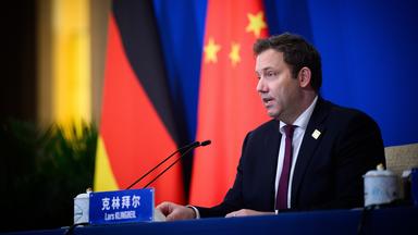 China, Peking: Lars Klingbeil (SPD), Bundesminister der Finanzen, äußert sich nach dem deutsch-chinesischen Finanzdialog im Staatsgästehaus Diaoyutai.