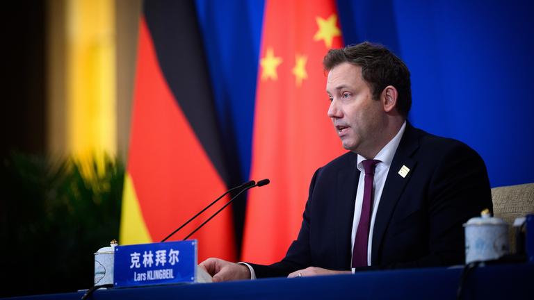 China, Peking: Lars Klingbeil (SPD), Bundesminister der Finanzen, äußert sich nach dem deutsch-chinesischen Finanzdialog im Staatsgästehaus Diaoyutai.