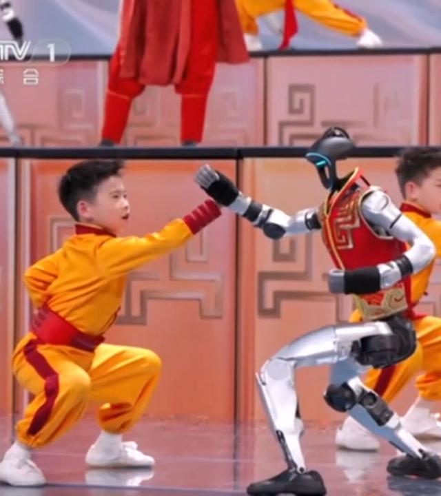 Ein chinesischer Junge kämpft gemeinsam mit einem Roboter.