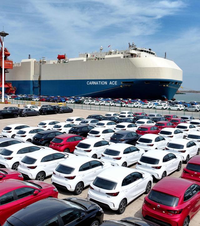 China, Lianyungang: Autos der Marke MG stehen für den Export bereit