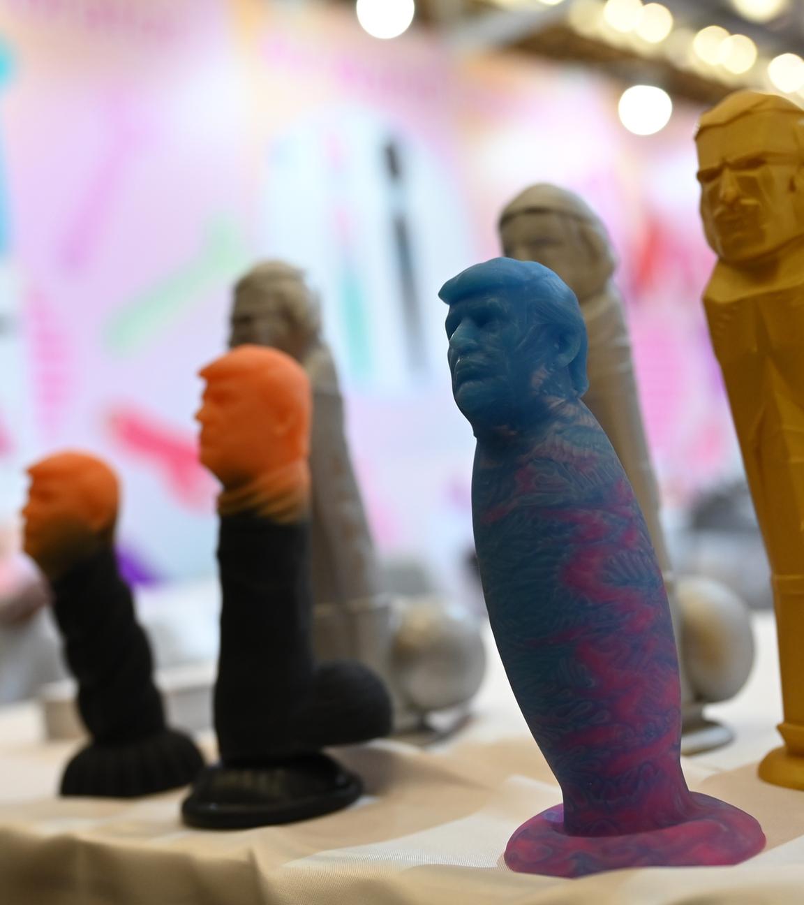 Phallische Sexspielzeuge mit dem Konterfei von US-Präsident Donald Trump auf einem Messestand der Messe "Adult Product Industry Expo" in China.