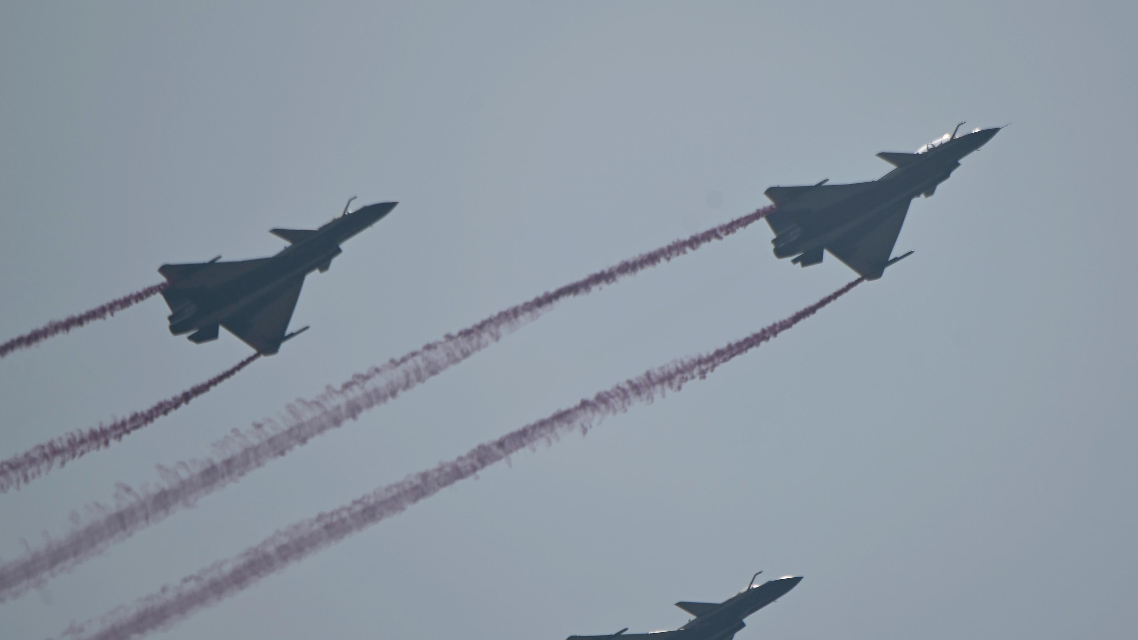 Kampfflugzeuge fliegen über den Himmel von Peking während der Militärparade anlässlich des 80. Jahrestages des Endes des Zweiten Weltkrieges.