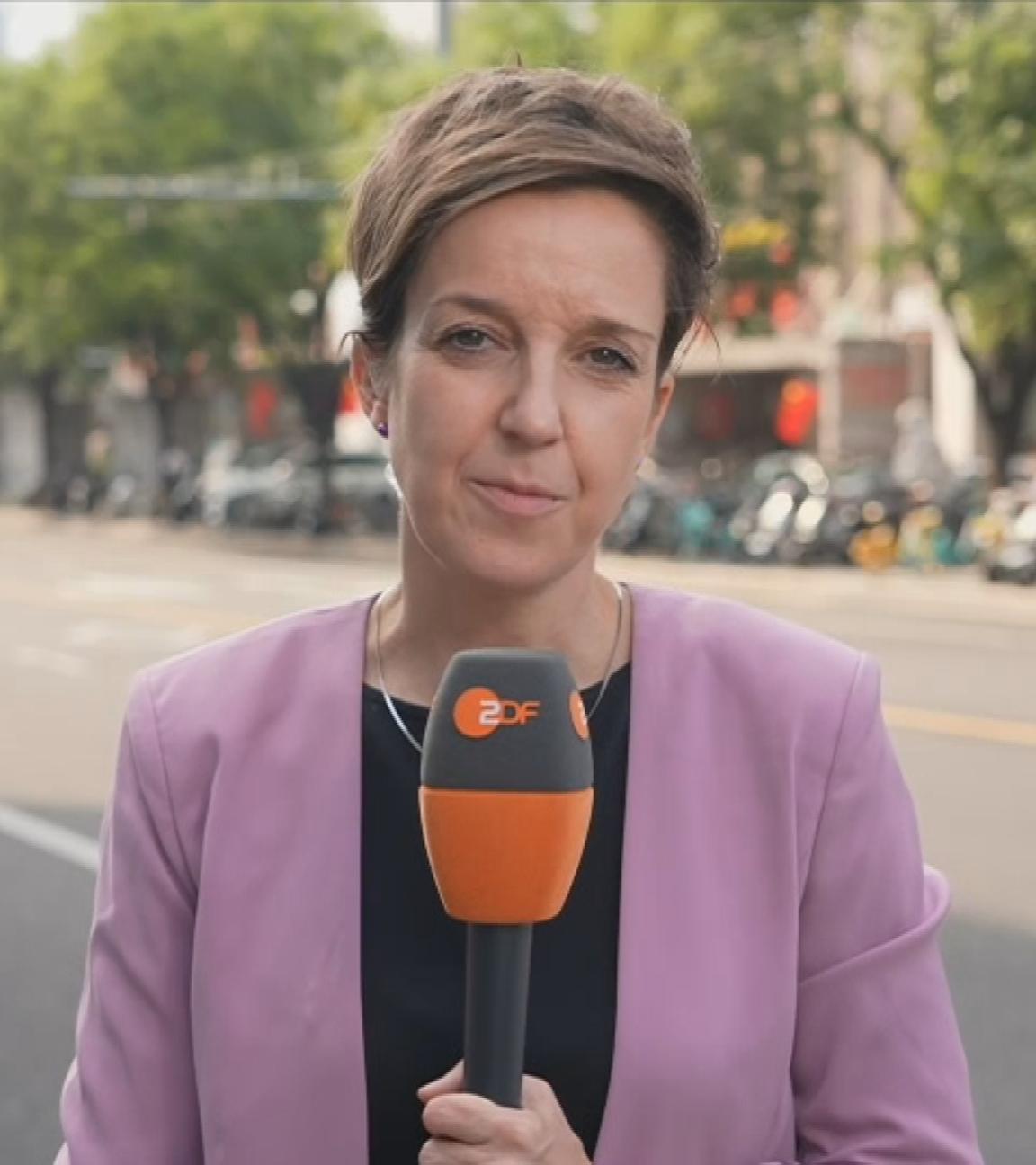 ZDF-Korrespondentin Miriam Steimer berichtet aus Peking über die Militärparade