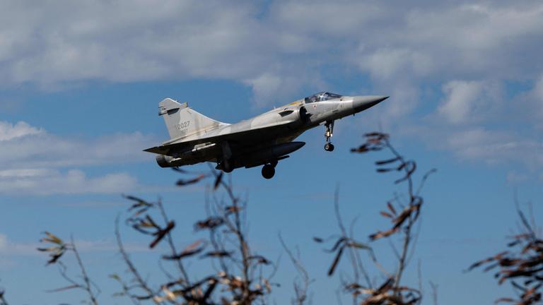 Ein Mirage 2000 Kampfjet der taiwanesischen Air Force hebt in Hsinchu ab.