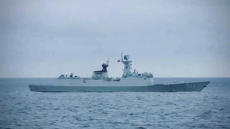 Ein chinesisches Kriegsschiff im Meer vor Taiwan.