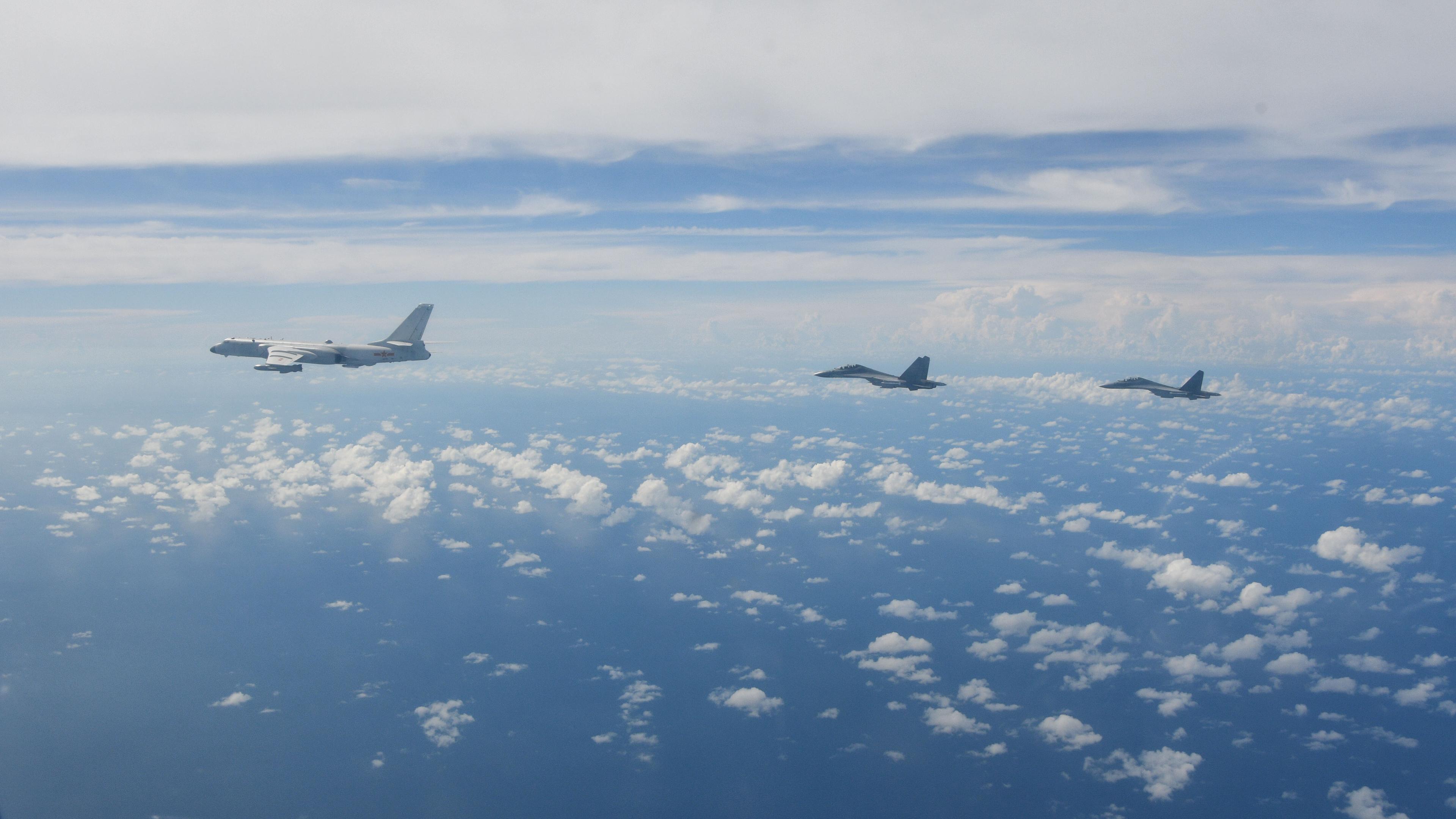 Kampfflugzeuge des Ostkommandos der chinesischen Volksbefreiungsarmee (PLA) führen während gemeinsamer Kampfübungen um die Insel Taiwan Operationen durch.
