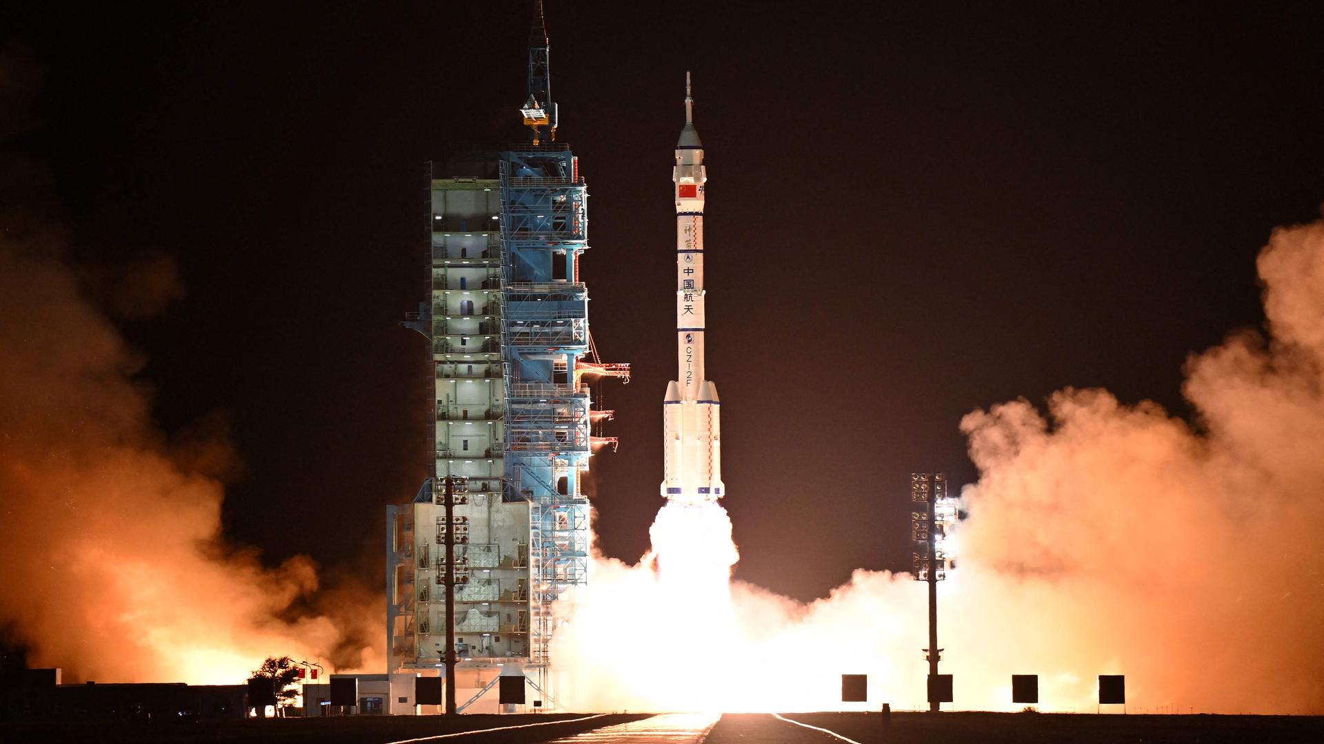 Eine dreiköpfige Crew startet zur chinesischen Raumstation Tiangong.