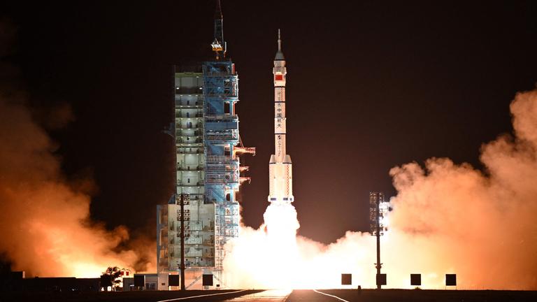 Eine dreiköpfige Crew startet zur chinesischen Raumstation Tiangong.