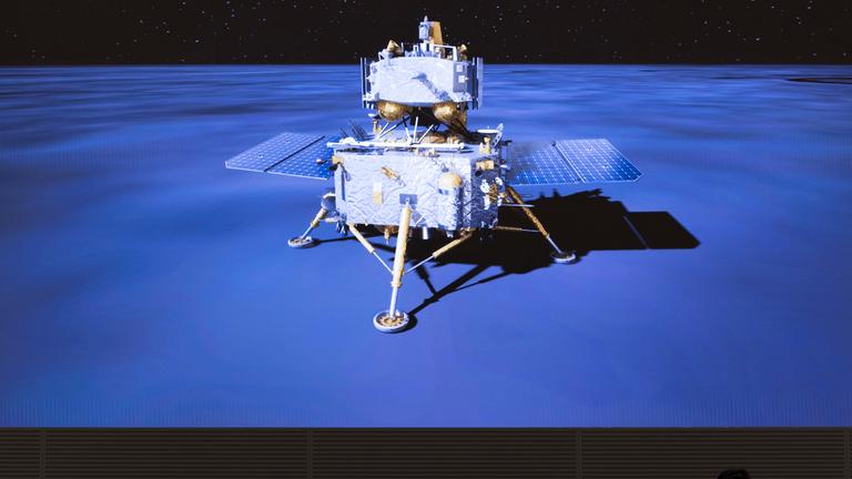 Die chinesische Mondsone Chang'e-6 auf einem Bildschirm im Beijing Aerospace Control Center in Peking.