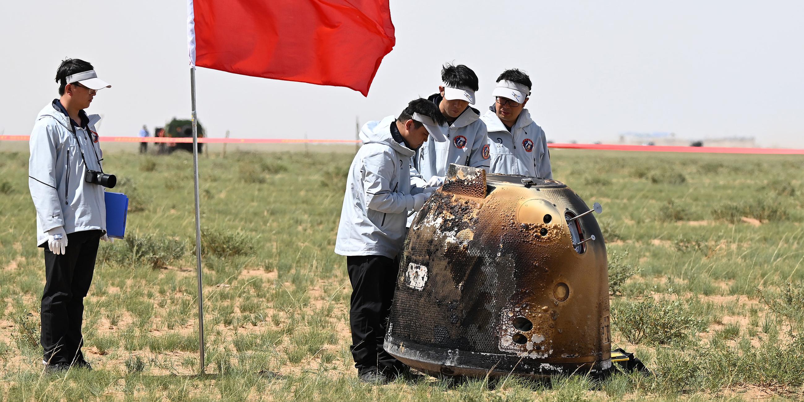 Die Kapsel der "Chang'e-6"-Sonde landet in der nordchinesischen Autonomen Region Innere Mongolei, aufgenommen am 25.06.2024