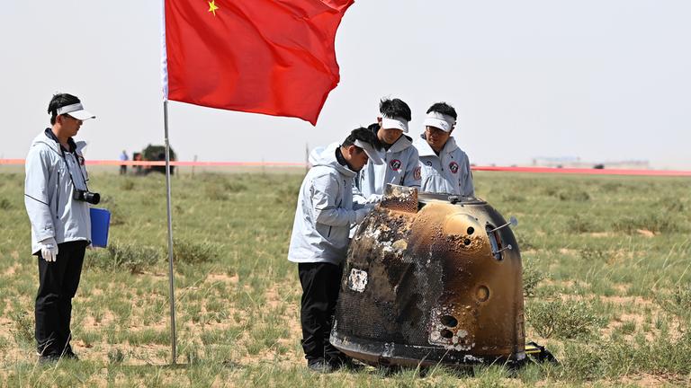 Die Kapsel der "Chang'e-6"-Sonde landet in der nordchinesischen Autonomen Region Innere Mongolei, aufgenommen am 25.06.2024