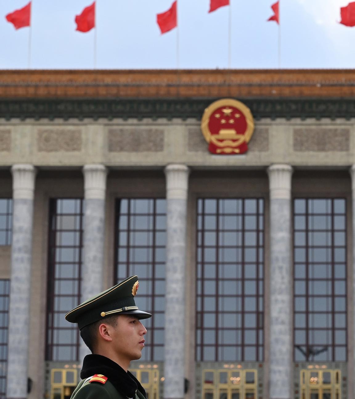 Ein Wachposten der Volksbefreiungsarmee steht vor der Großen Halle des Volkes