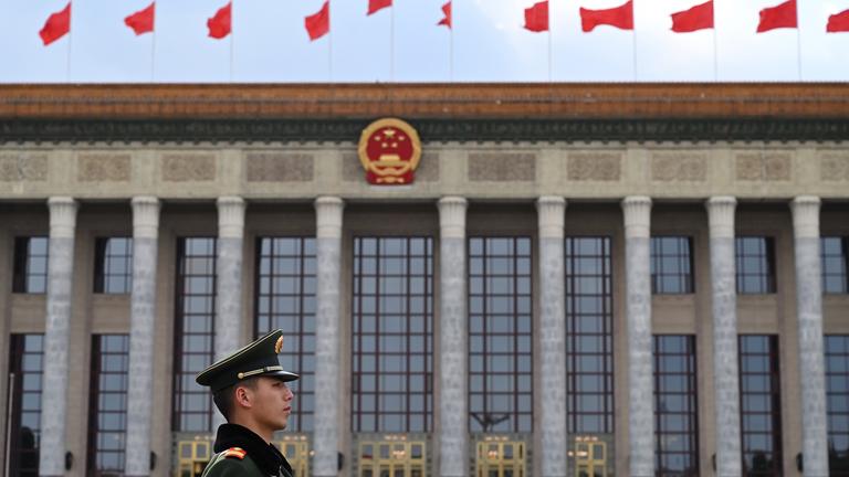 Ein Wachposten der Volksbefreiungsarmee steht vor der Großen Halle des Volkes