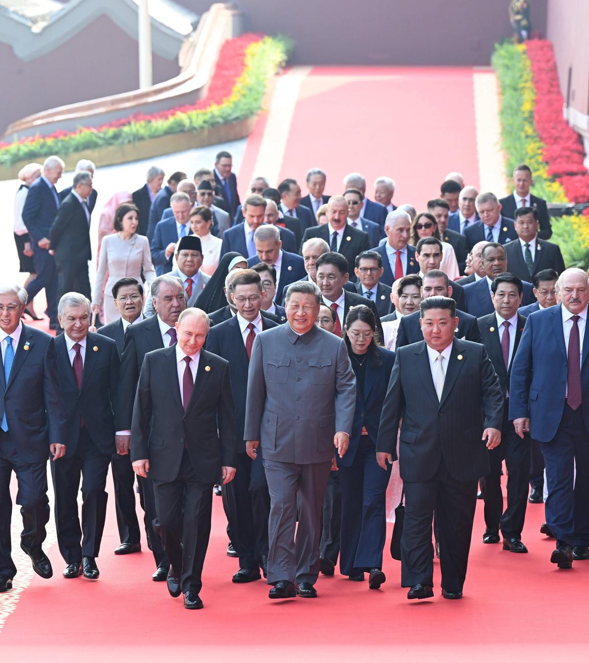 Der chinesische Präsident Xi Jinping und ausländische Staatschefs schreiten am 3. September 2025 in Chinas Hauptstadt Beijing zum Tian'anmen-Podium im Vorfeld einer großen Versammlung zum Gedenken an den 80. Jahrestag des Sieges im Widerstandskrieg des chinesischen Volkes gegen die japanische Aggression und im weltweiten antifaschistischen Krieg.