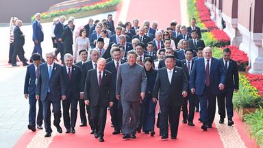 Der chinesische Präsident Xi Jinping und ausländische Staatschefs schreiten am 3. September 2025 in Chinas Hauptstadt Beijing zum Tian'anmen-Podium im Vorfeld einer großen Versammlung zum Gedenken an den 80. Jahrestag des Sieges im Widerstandskrieg des chinesischen Volkes gegen die japanische Aggression und im weltweiten antifaschistischen Krieg.