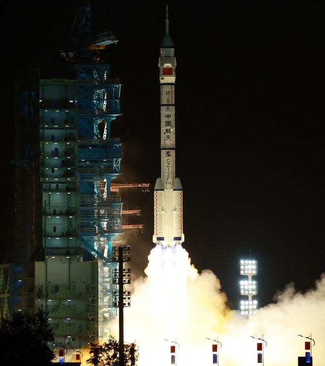 Eine Trägerrakete vom Typ Langer Marsch-2F mit dem Raumschiff Shenzhou-23 und einer dreiköpfigen Astronautenbesatzung an Bord startete am 24. Mai 2026 vom Satellitenstartzentrum Jiuquan in der Wüste Gobi im Nordwesten Chinas.