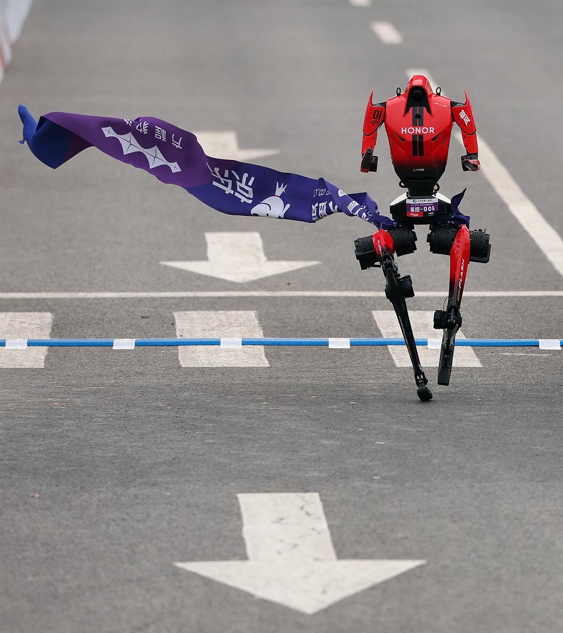 Der humanoide Roboter "Flash" überquert die Ziellinie.