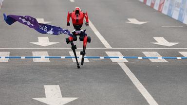 Der humanoide Roboter "Flash" überquert die Ziellinie.