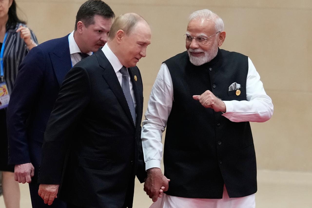 Narendra Modi (rechts), Premierminister von Indien, und Wladimir Putin, Präsident von Russland im Ritz Carlton, Tianjin.