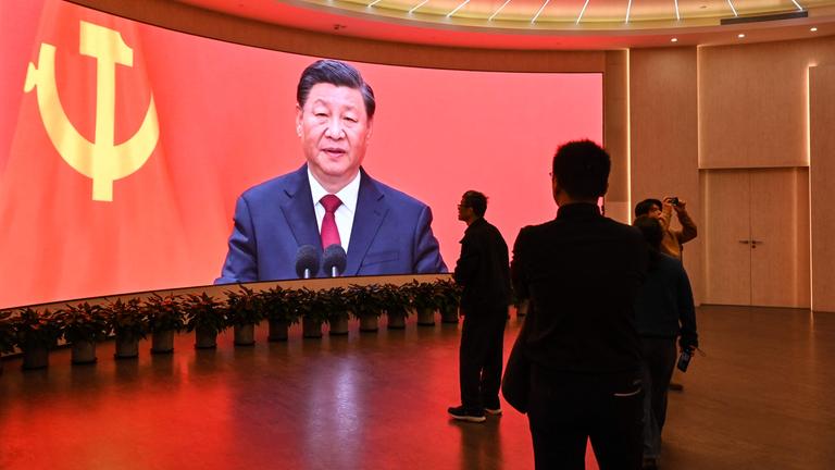 Auf einem Bildschirm sind Bilder von Chinas Präsident Xi Jinping zu sehen, während Besucher das Museum des Ersten Nationalkongresses der Kommunistischen Partei Chinas in Shanghai am 27. Februar 2025 vor der Eröffnung der jährlichen Sitzung des Nationalen Volkskongresses im März besuchen.